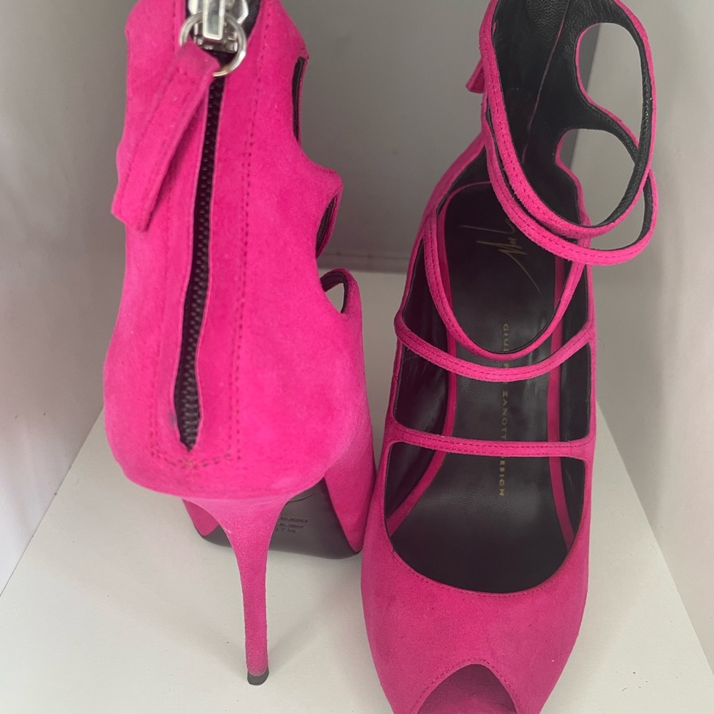 •   Giuseppe Zanotti Suede Gladiator Sandals